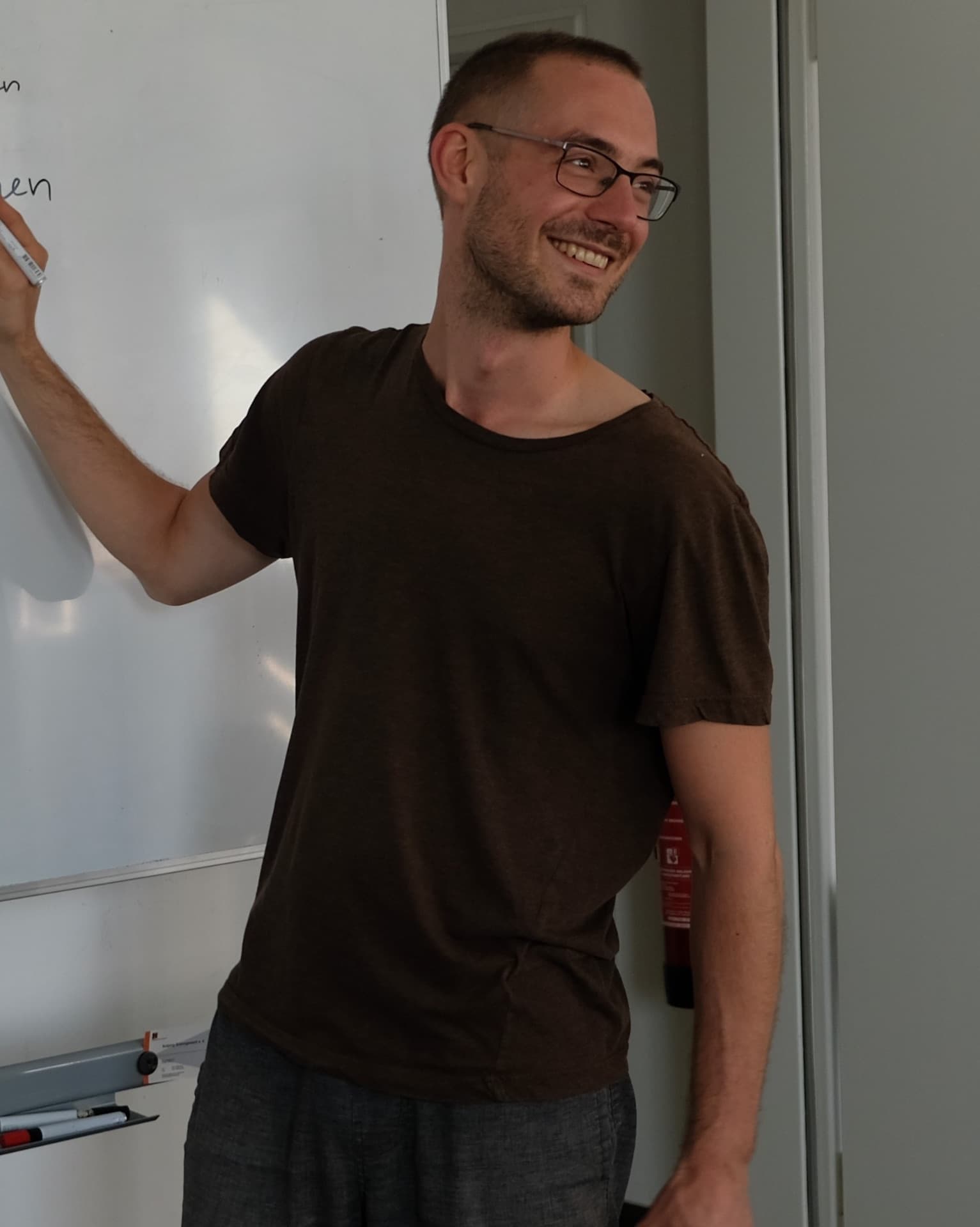 Kai Gehann erklärt im Deutsch Einzelunterricht deutsche Grammatik am Whiteboard